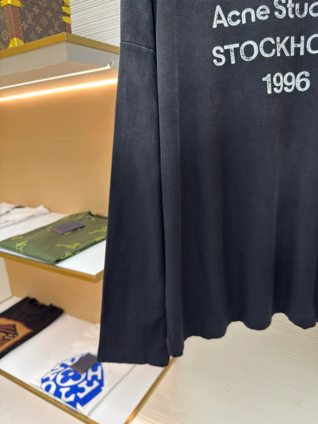 Acne Studios 1966 mud-dyed washed and distressed long sleeves ●Authentic product: purchased and developed by 2224 ●Item number: 1680630-A15 ●Fabric: super soft cotton fabric ●Technology: washed and distressed ●Version: loose fit ●Weight: about 425 grams ●Size: S-M-L-XL ●Description: Made of ultra-soft pure cotton fabric, garment-dyed, washed and distressed, the chest part has a dirty feel, and the lower part shows a gradient effect. The neckline is slightly frayed to better fit the overall tone. The overall line is straight and delicate, the fabric is comfortable and soft, and the color is consistent without color difference. It can be matched with the same style to create a fashionable look and control various occasions. Customized accessories, complete with three standards, the same style for men and women!